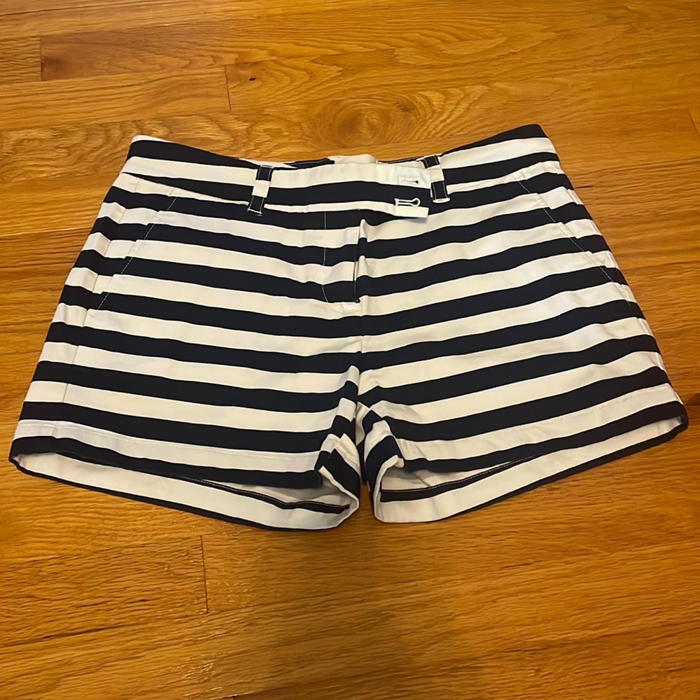 Blue and white striped size 6 Vineyard Vines Every Day Shorts